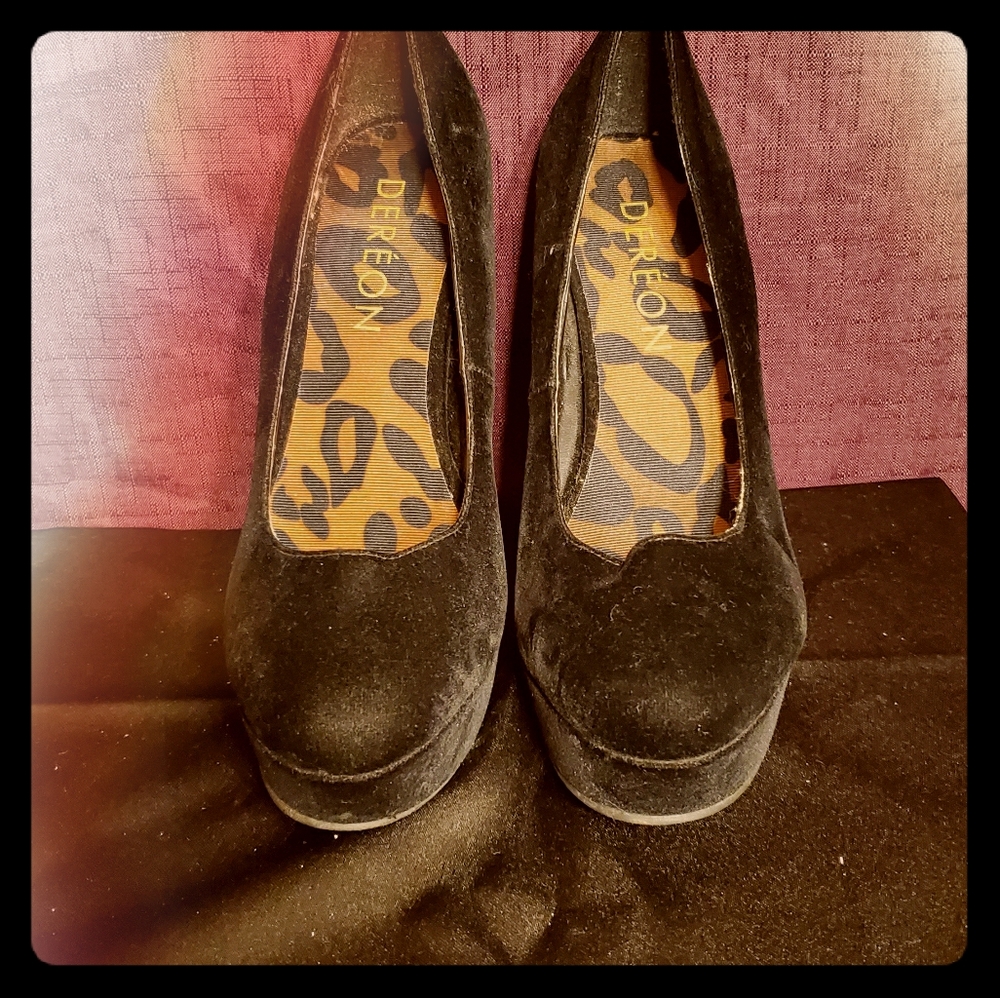 Dereon black suede heels